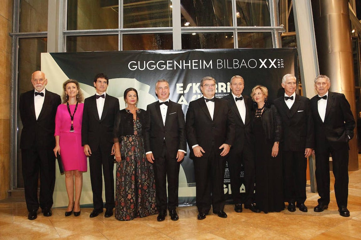 De izquierda a derecha: Richard Armstrong (Director de la Fundación y el Museo Solomon R. Guggenheim); H.R.H. Princess Sibilla de Luxembourg (Presidenta del Comité Asesor de la Peggy Guggenheim Collection de Venecia); Unai Rementeria, (Diputado General); Lucia Arieta-Araunabeña (esposa del Lendakari); Iñigo Urkullu (Lehendakari); Juan Maria Aburto (Alcalde de Bilbao); William L. Mack (Chair of the Solomon R. Guggenheim Foundation); Wendy Fisher (Presidenta de la Solomon R.Guggenheim Foundation); Juan Ignacio Vidarte (Director General del Museo Guggenheim Bilbao); Bob Baker (Patrono de la Solomon R. Guggenheim Foundation). 