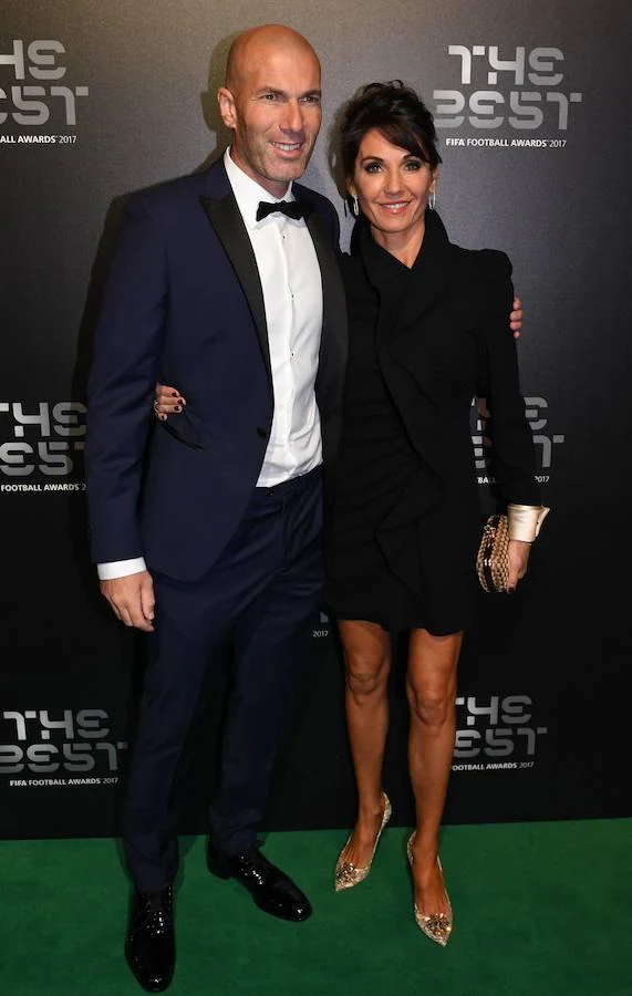 Zinedine Zidane, que recibió el premio The Best al Mejor Entrenador, y su esposa Véronique siempre han permanecido en un segundo plano frente a los medios. El llevó discreto esmoquin azul y ella un vestido negro tipo coctel, que no era demasiado adecuado para una gala. 
