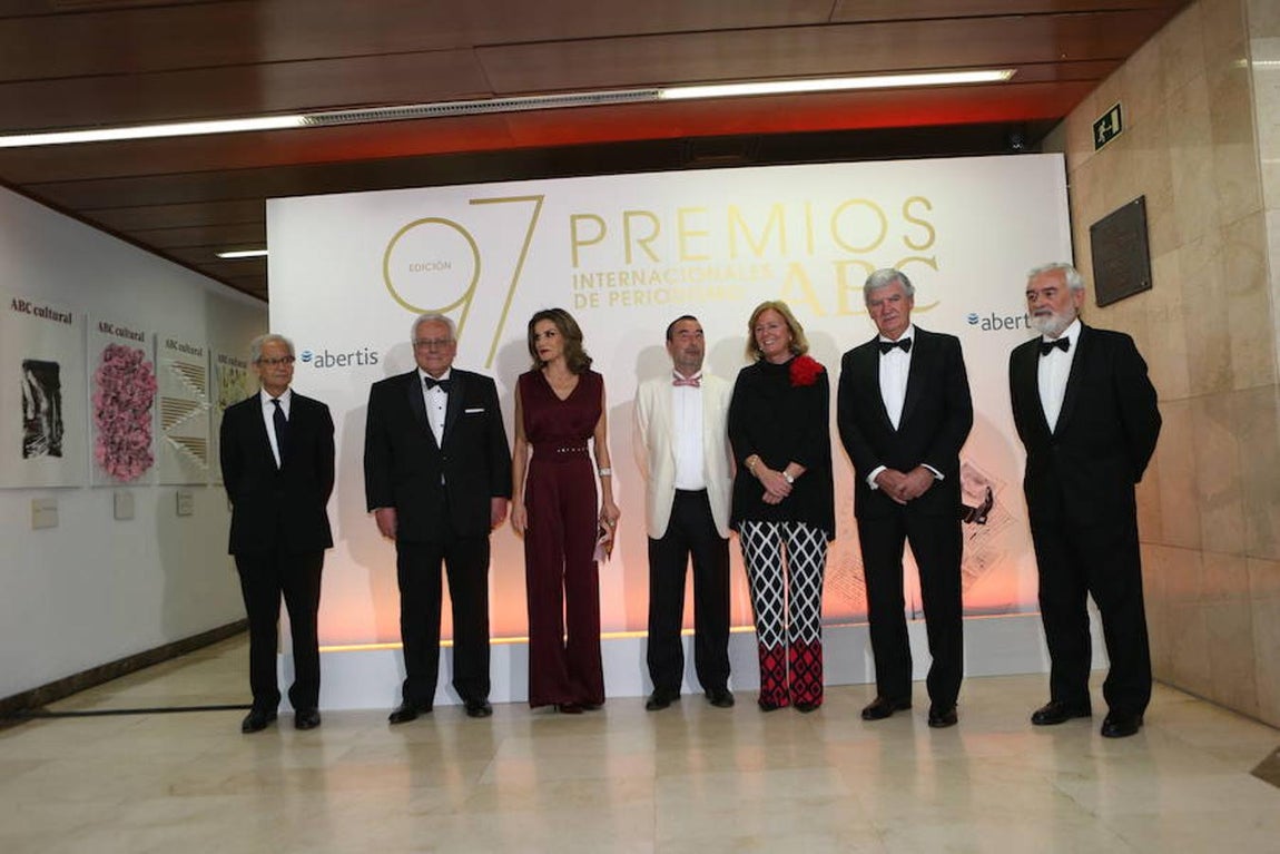 Los invitados a los premios Mariano de Cavia, Luca de Tena y Mingote, en imágenes. De izda a dcha: El dibujante Andrés Rábago, El Roto, (premio Antonio Mingote), el periodista chileno Cristián Zegers, director del diario «El Mercurio» (premio Luca de Tena) , Doña Letizia, el cineasta José Luis Garci (premio Mariano de Cavia), la presidenta de ABC Catalina Luca de Tena, el presidente de Vocento Santiago Bergareche y el director de la Real Academia de la Lengua (RAE), Darío Villanueva.