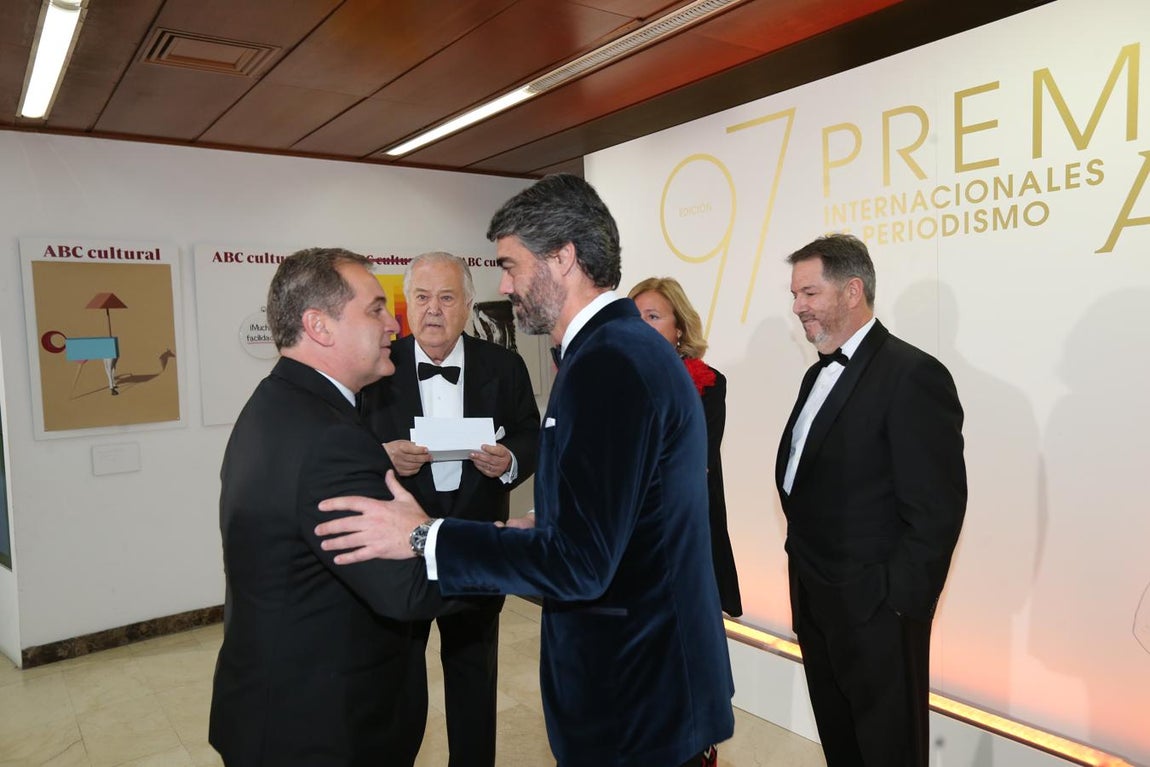 Los invitados a los premios Mariano de Cavia, Luca de Tena y Mingote, en imágenes. El consejero delegado de Vocento, Luis Enríquez (dcha), recibe al expresidente de Aena, José Manuel Vargas (izda) en presencia del presidente de honor de Vocento, Santiago Ybarra (centro de la imagen) y la presidenta de ABC, Catalina Luca de Tena y el director de ABC, Bieito Rubido.