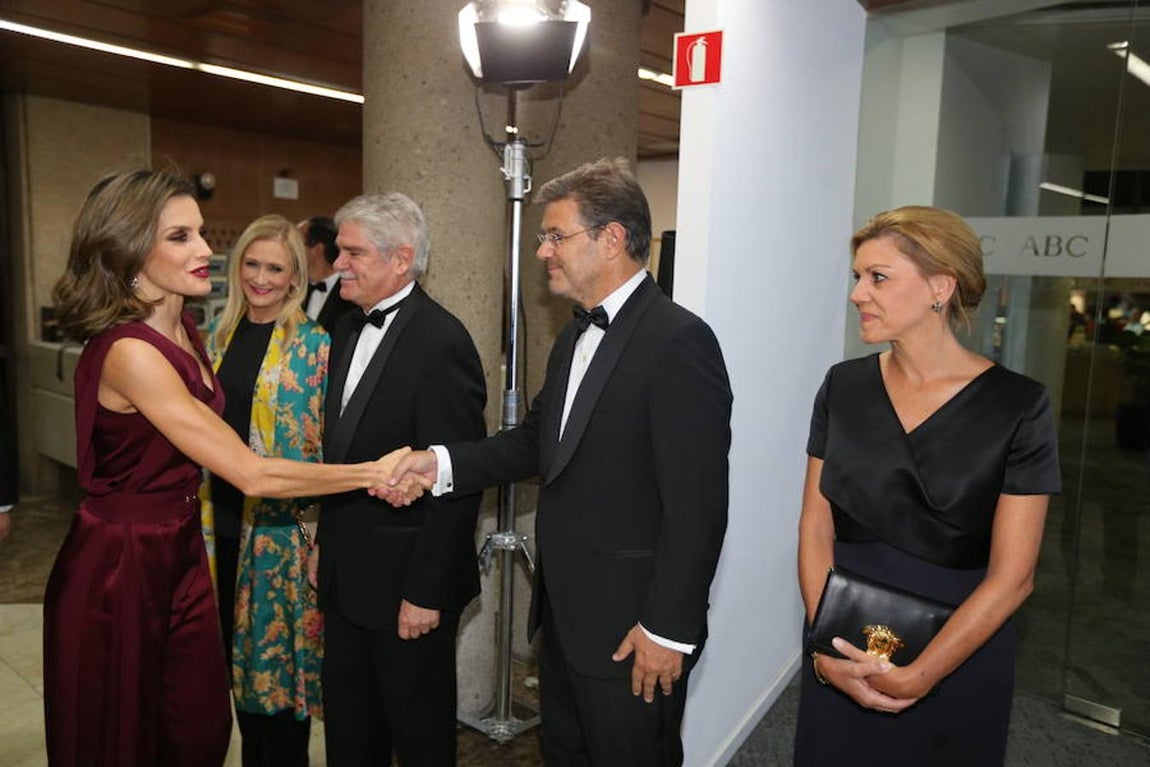Los invitados a los premios Mariano de Cavia, Luca de Tena y Mingote, en imágenes. Doña Letizia (izda de la imagen) cumplimenta al ministro de Justicia, Rafael Catalá, en presencia (de izda a dcha) de la presidenta de la Comunidad de Madrid, Cristina Cifuentes, el ministro de Asuntos Exteriores Alfonso Dastis y la titular de Agricultura, Isabel García Tejerina.
