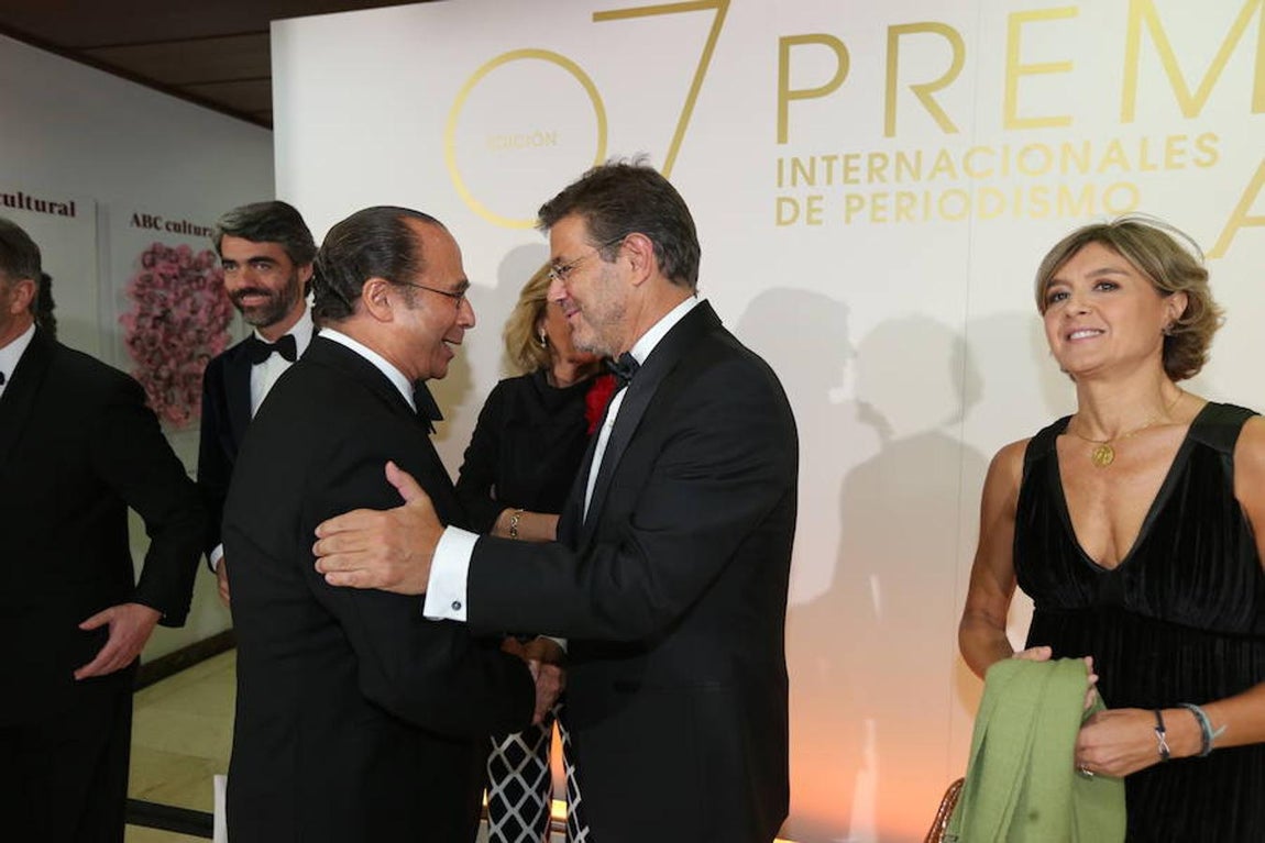 Los invitados a los premios Mariano de Cavia, Luca de Tena y Mingote, en imágenes. El ministro de Justicia, Rafael Catalá (dcha) cumplimenta a Antonio Vázquez, presidente de IAG (Iberia, British Airways, Vueling)