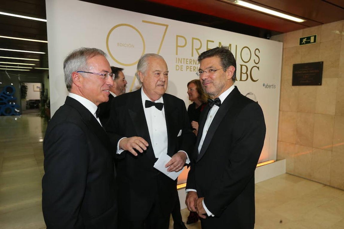 Los invitados a los premios Mariano de Cavia, Luca de Tena y Mingote, en imágenes. (De izda a dcha) Miguel Antoñanzas, consejero de Vocento, el presidente de honor de Vocento Santiago Ybarra y el ministro de Justicia, Rafael Catalá
