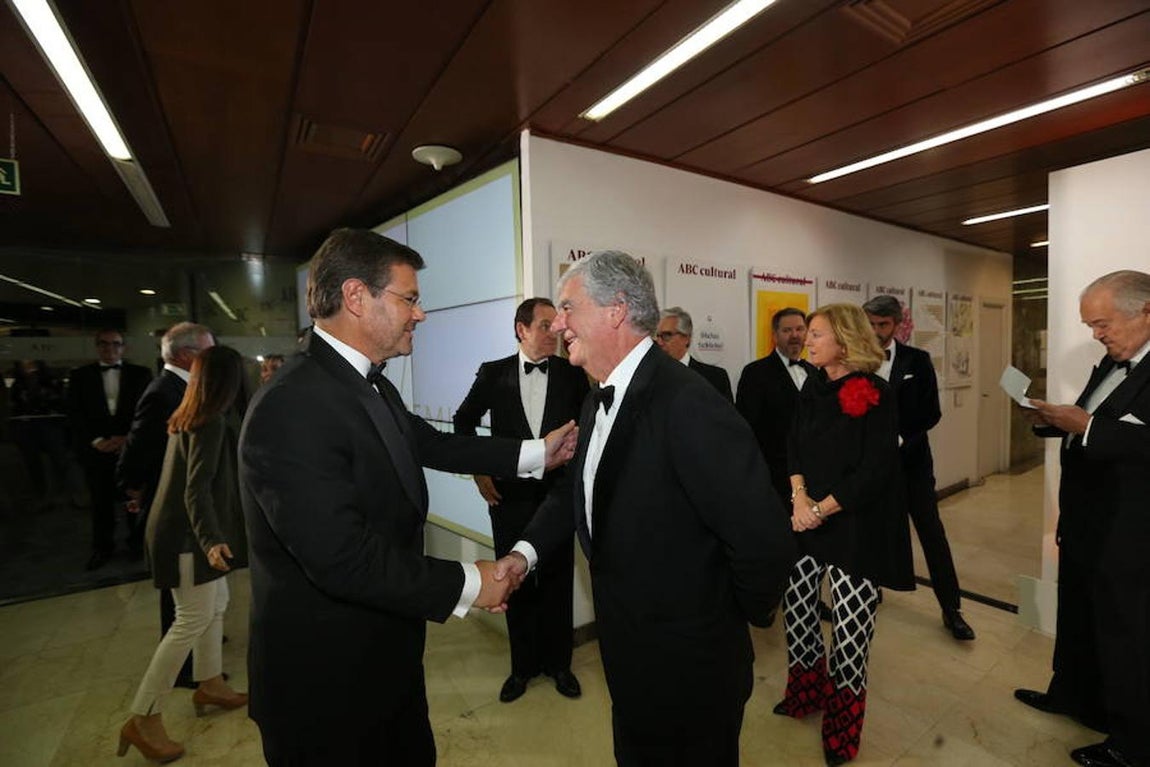 Los invitados a los premios Mariano de Cavia, Luca de Tena y Mingote, en imágenes. El ministro de Justicia (izda) recibido por el presidente de Vocento, Santiegao Bergareche