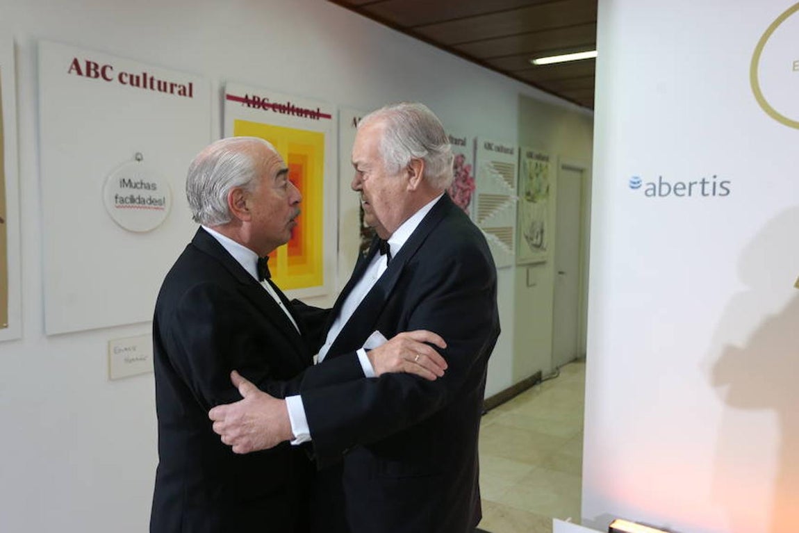 Los invitados a los premios Mariano de Cavia, Luca de Tena y Mingote, en imágenes. El expresidente de Colombia, Andrés Pastrana (izda) recibido por el presidente de honor de Vocento, Santiago Ybarra
