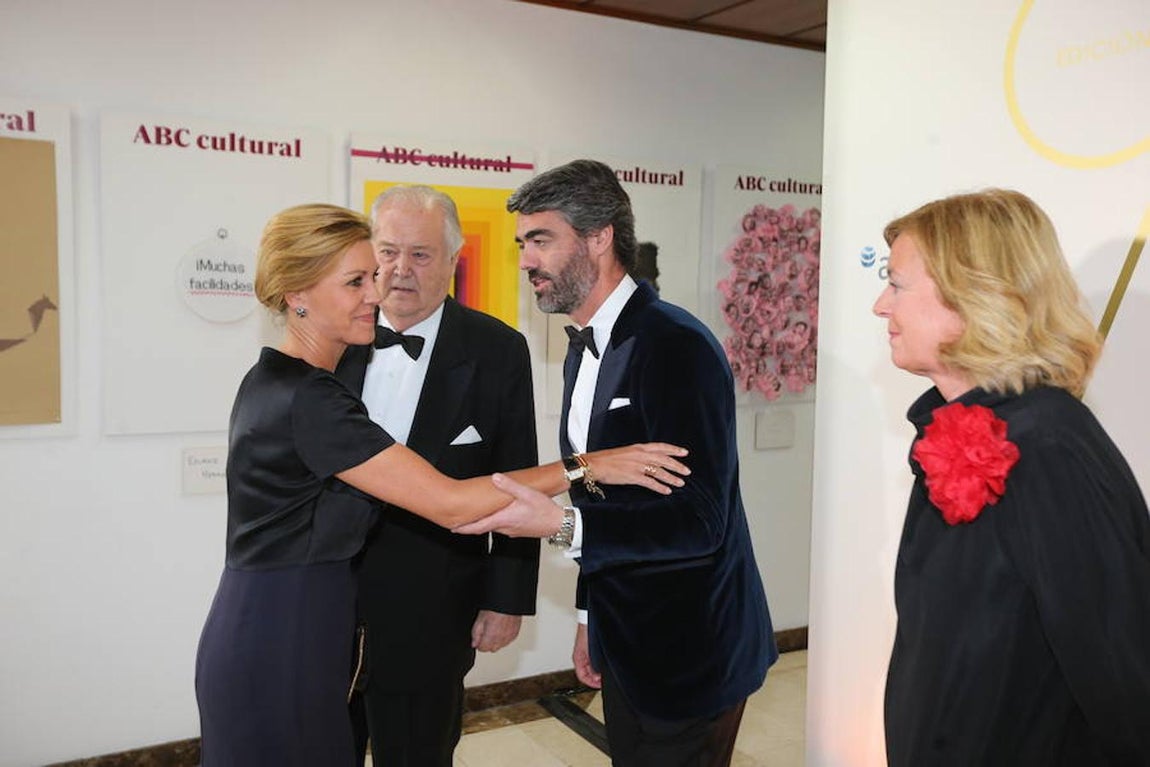 Los invitados a los premios Mariano de Cavia, Luca de Tena y Mingote, en imágenes. La ministra de Defensa, María Dolores de Cospedal (izda), saluda al consejero delegado de Vocento, Luis Enríquez (dcha), en presencia del presidente de honor de Vocento, Santiago Ybarra y la presidenta de ABC, Catalina Luca de Tena