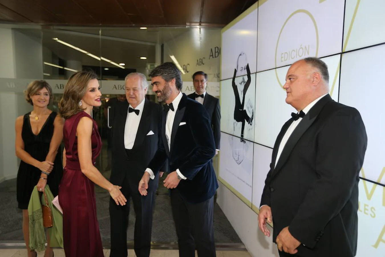 La Reina Doña Letizia saluda a Luis Enríquez, consejero delegado del Grupo Vocento, a su llegada a los Premios Mariano de Cavia, Luca de Tena y Mingote. Jaime García