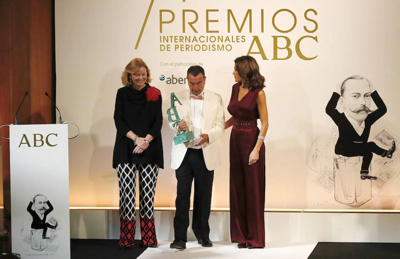 La Reina Letizia entrega el premio Mariano de Cavia al cineasta José Luis Garci, durante la entrega de los premios Internacionales de Periodismo ABC. Efe