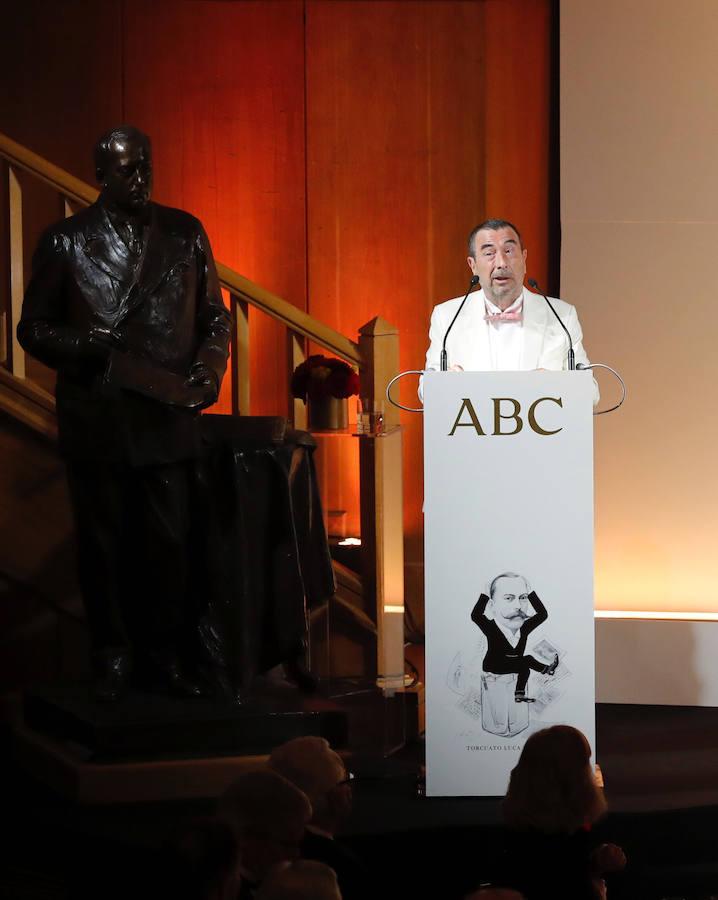 El cineasta José Luis Garci durante su discurso tras recibir el premio Mariano de Cavia, durante la entrega de los premios Internacionales de Periodismo ABC. Efe