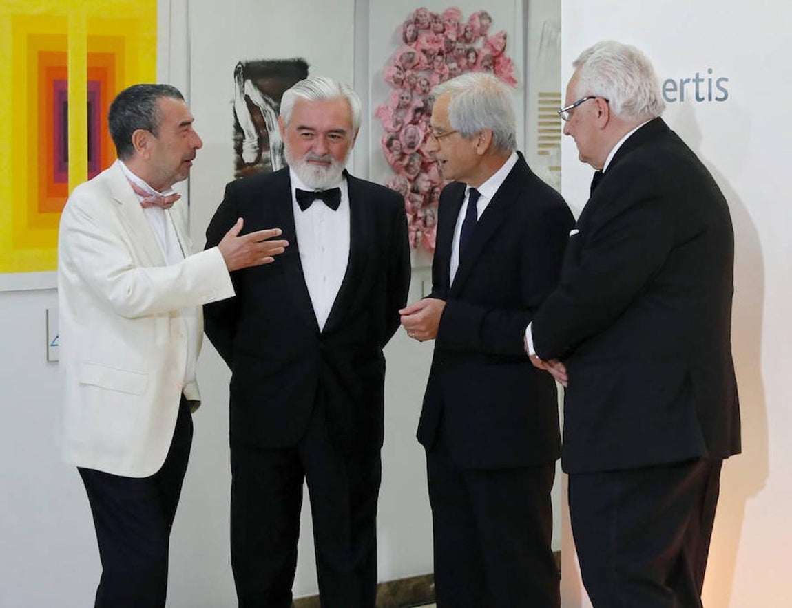 Un jurado presidido por el director de la Real Academia Española, Darío Villanueva (2i), acordó conceder el premio Mariano de Cavia al cineasta José Luis Garci (i), el Luca de Tena al director del diario chileno «El Mercurio», Cristián Zegers (d), y el «Mingote» al dibujante Andrés Rábago García, «El Roto» (2i), hoy durante la entrega de los premios anuales de ABC en la Casa de ABC, en Madrid. Efe