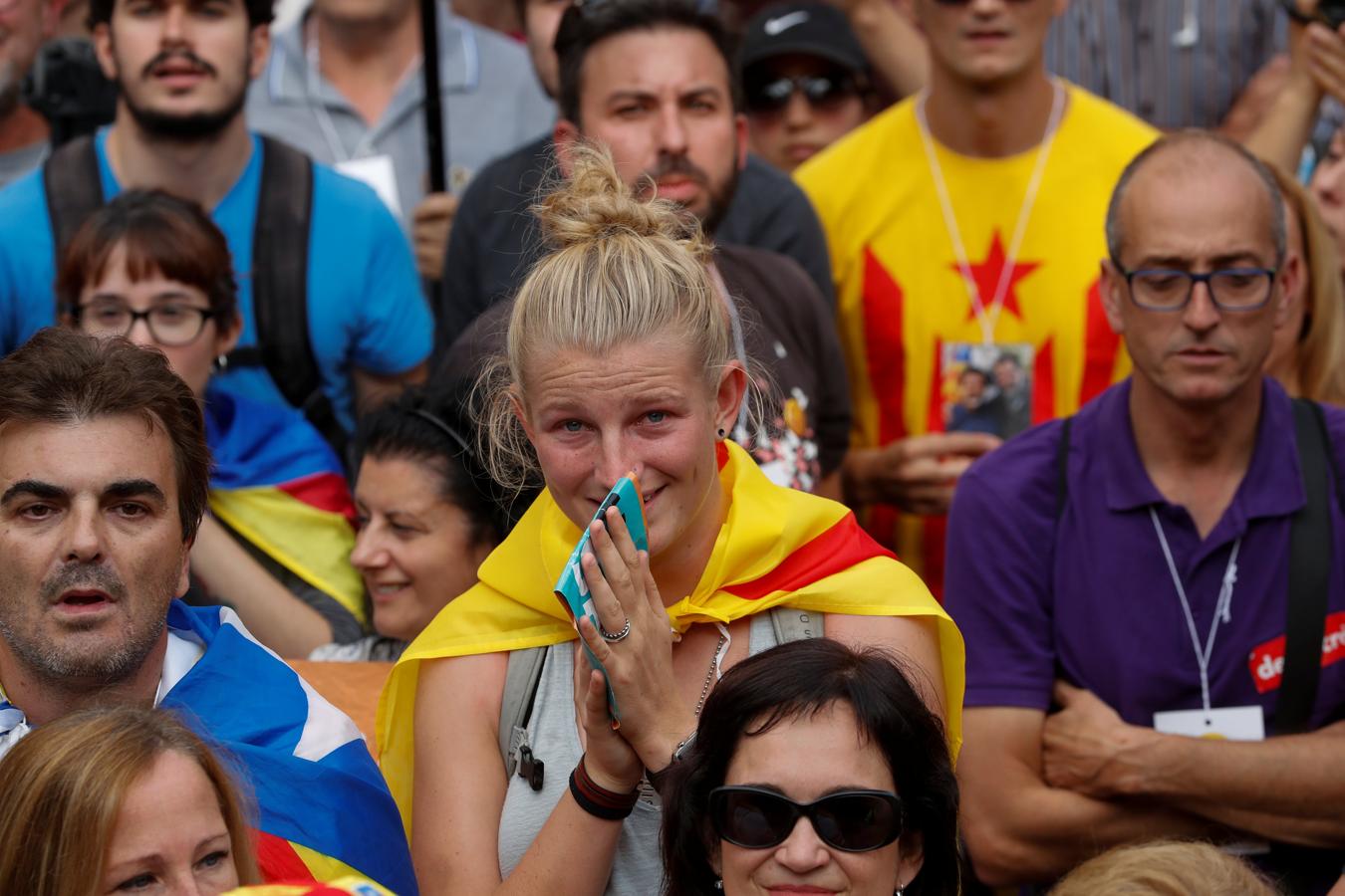 Como en un partido de fútbol, la excitación ha ido creciendo a medida que se acercaba el momento de la votación. Y al proclamarse los resultados, lo previsible: abrazos, gritos, lloros... «¡DUI, república, Catalunya...!». 