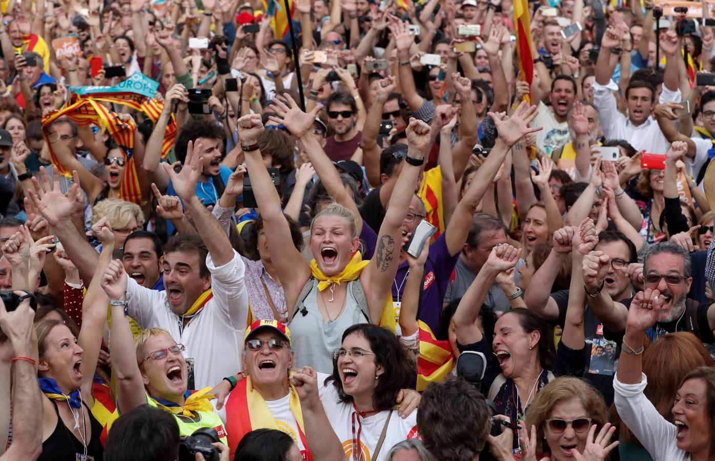 El independentismo ha celebrado en las proximidades del Parlament la proclamación unilateral e ilegal de independencia. 