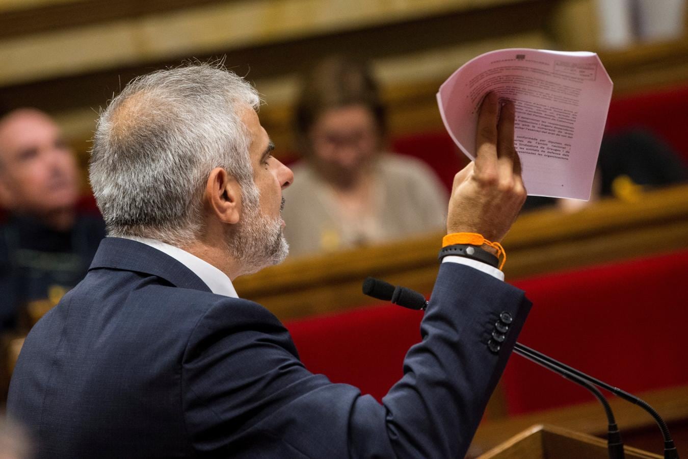 Carrizo, portavoz de Ciudadanos en el Parlament, se muestra indignado ante lo que se avecinaba (votación para declarar la independencia). 