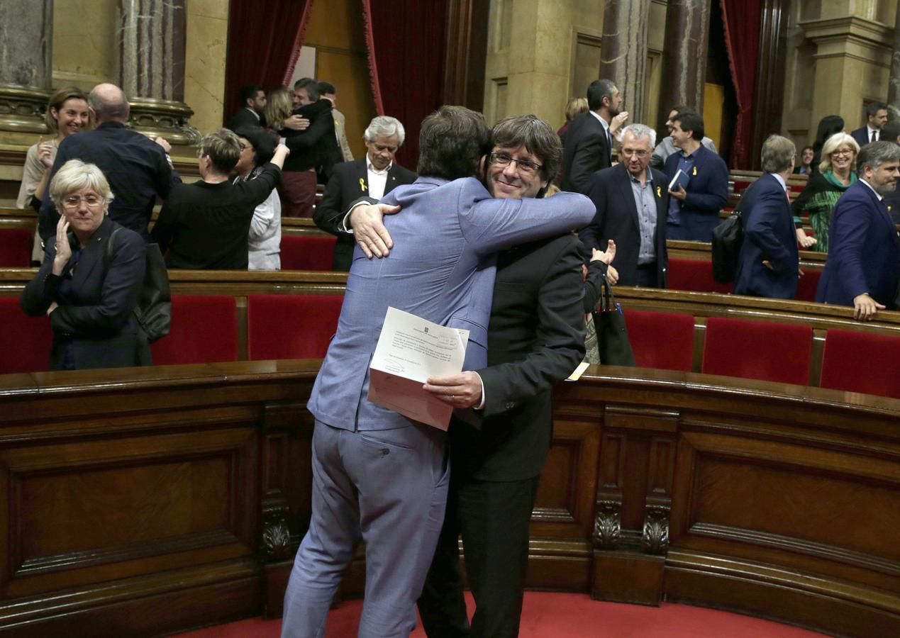 El presidente de la Generalitat, Carles Puigdemont, tras aprobarse en el pleno del Parlament la declaración de independencia, se funde en un abrazo con un diputado secesionista. 