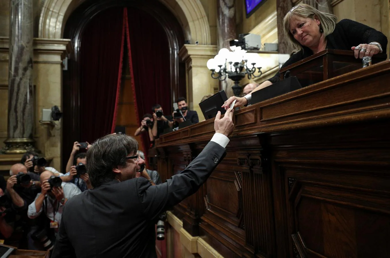 El aún presidente de la Generalitat entrega su voto a favor de la independencia. 