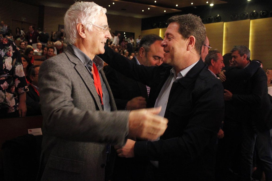 José María Barreda saluda a Emiliano García-Page. 