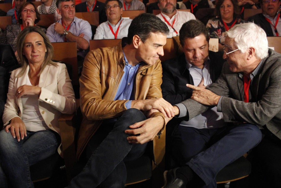 Barreda y Pedro Sánchez conversa en presencia de García-Page y Milagros Tolón. 