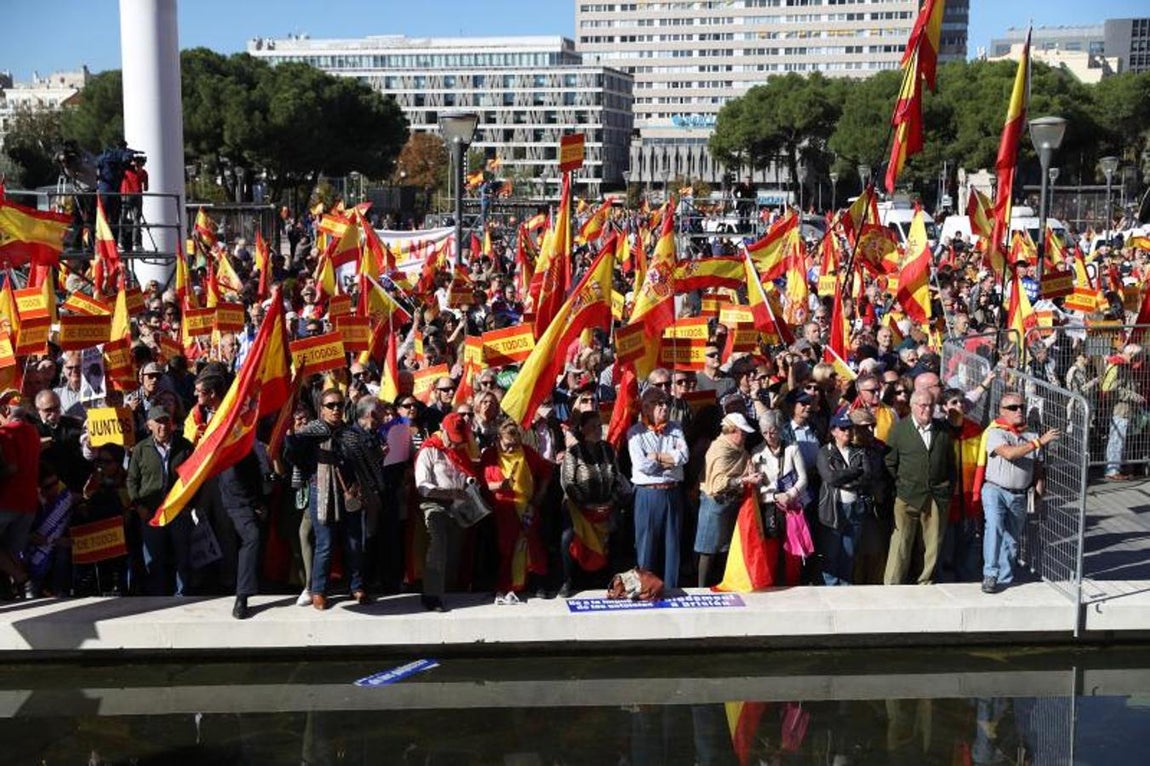 En la plaza, cuyas calles aledañas han estado cortadas, se ha vivido un ambiente festivo con la música de Melendi y Raphael. 