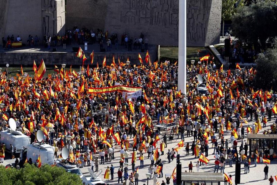 La Fundación para la Defensa de la Nación Española (Denaes) ha convocado el acto, al que han acudido, entre otros, el vicesecretario del PP Pablo Casado y la presidenta de la Comunidad de Madrid, Cristina Cifuentes.. 