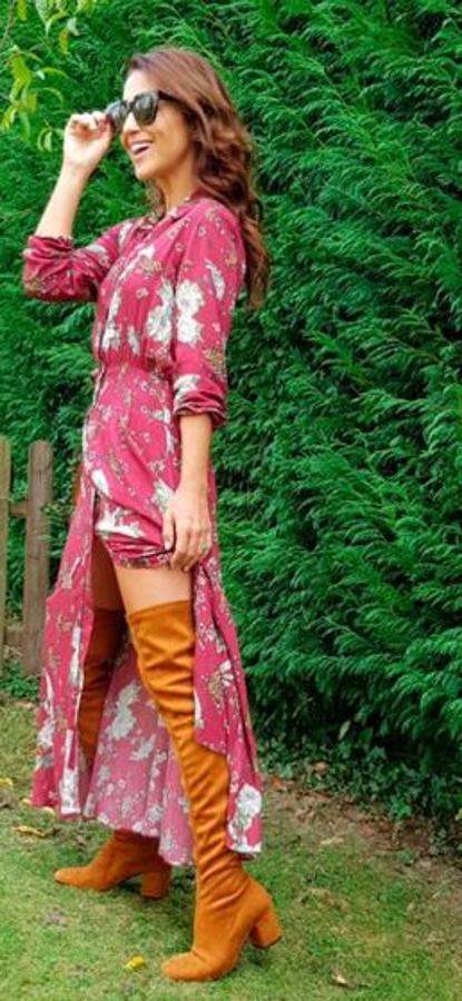 Paula Echevarría es la reina de las tendencias. Ella sí sabe qué ponerse: vestido largo y botas «over knee». 