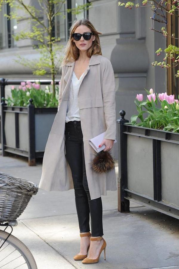 Un básico en esta temporada es la clásica gabardina, que combinada con con unos pantalones perfectos y una camiseta básica, aportan un look ideal para estas anormales temperaturas. 