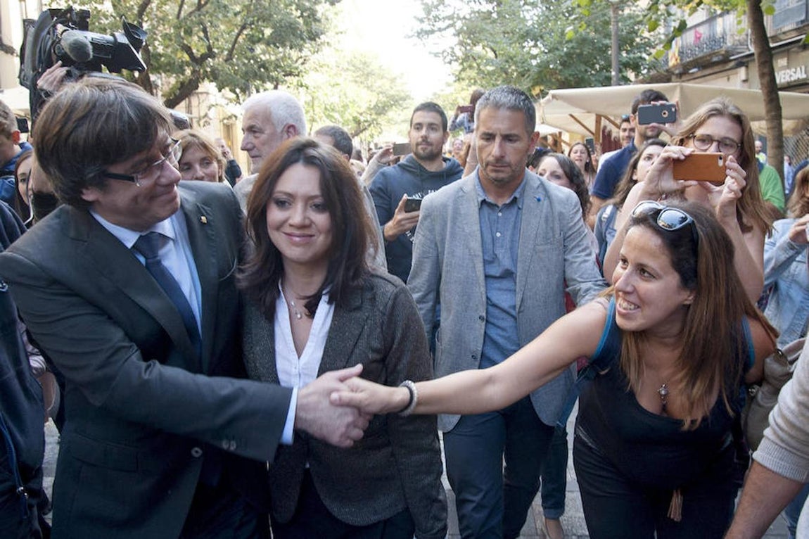 Saludando a vecinos a su paso. 