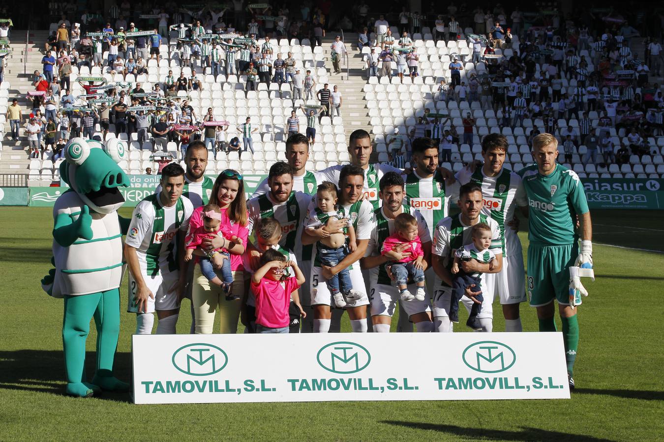 Así vivió la grada el primer partido de Merino en El Arcángel