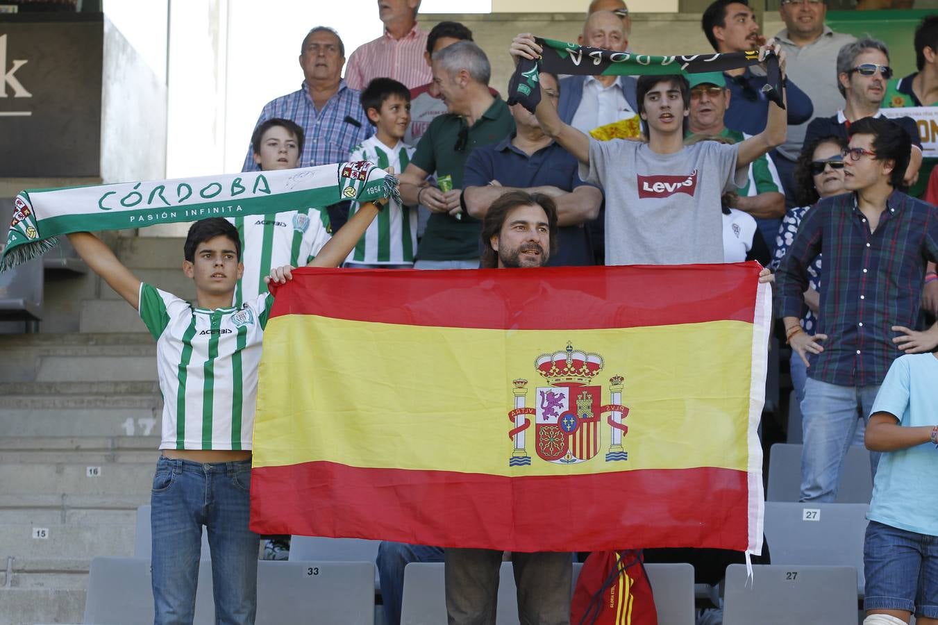 Así vivió la grada el primer partido de Merino en El Arcángel