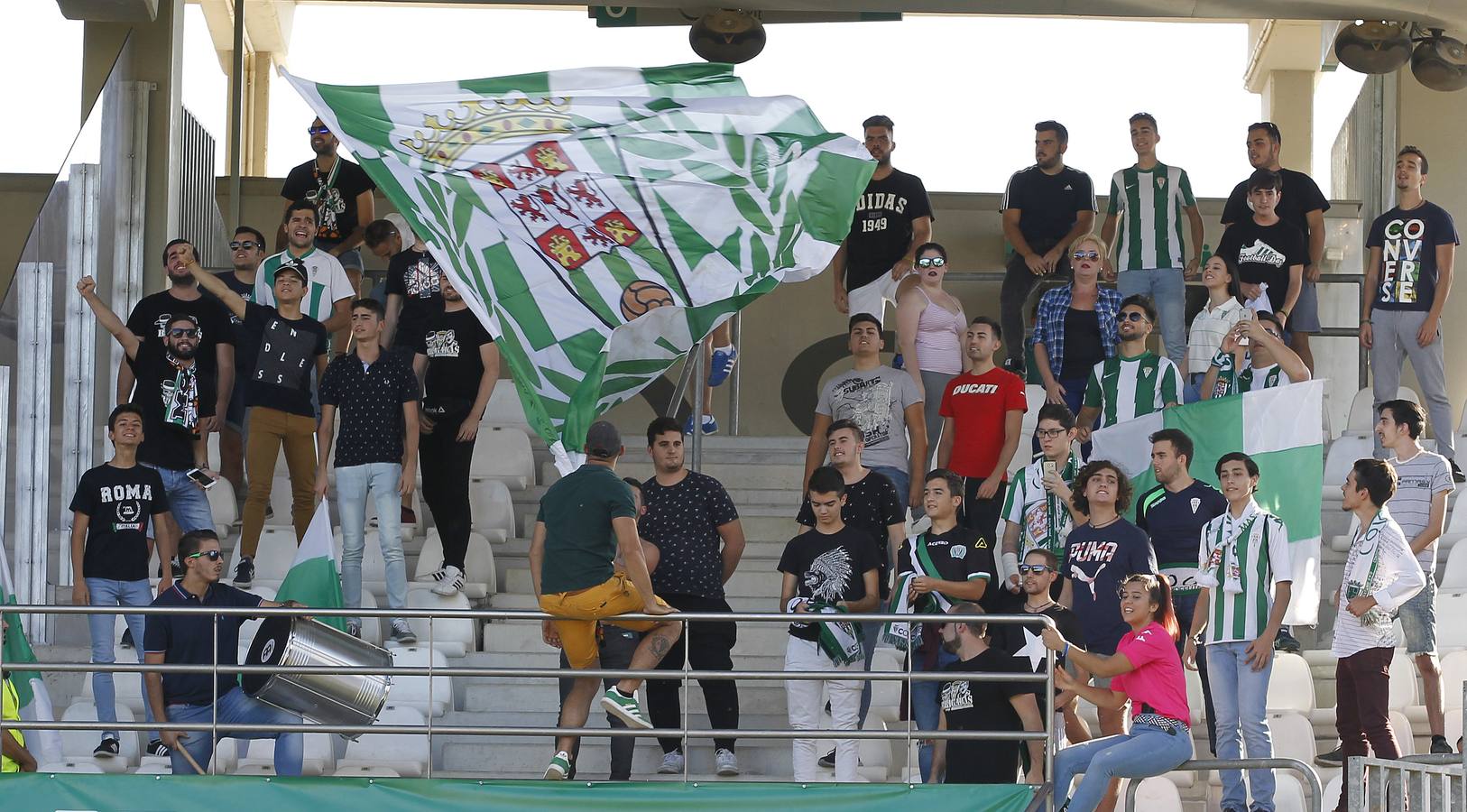 Así vivió la grada el primer partido de Merino en El Arcángel