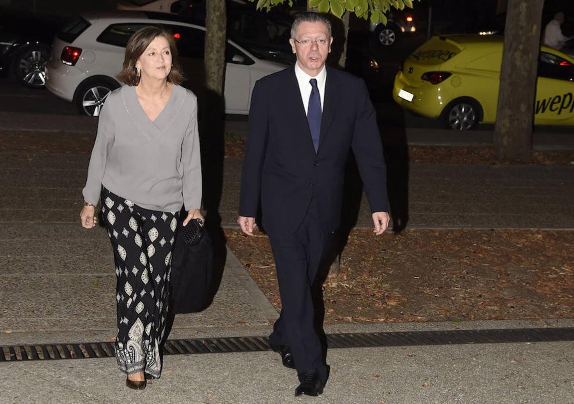 El político Alberto Ruiz Gallardón con su mujer Mar Utrera. 