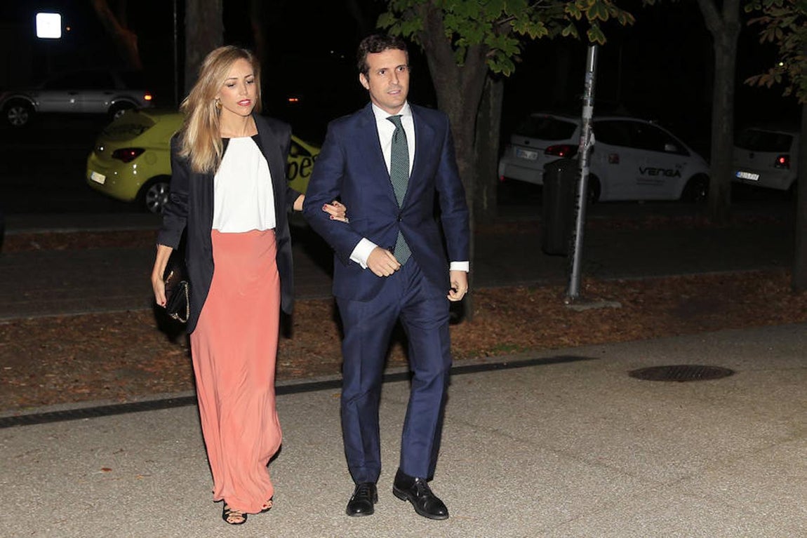 El político Pablo Casado con su esposa Isabel Torres. 