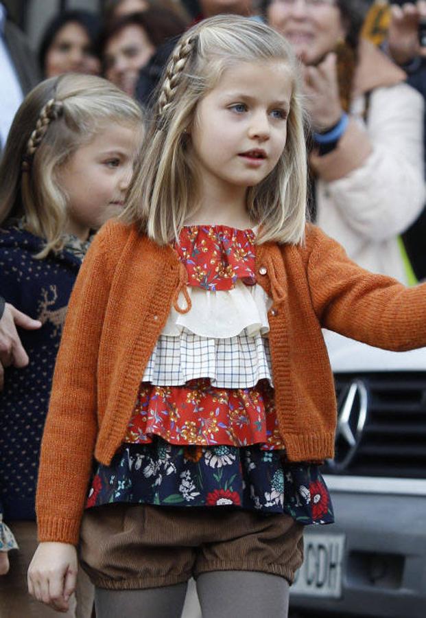 Don Juan Carlos fue el primer Heredero que acudió a clase a la Universidad, donde estudió asignaturas sueltas, y completó su formación con preceptores privados en la complicada España de Franco. 