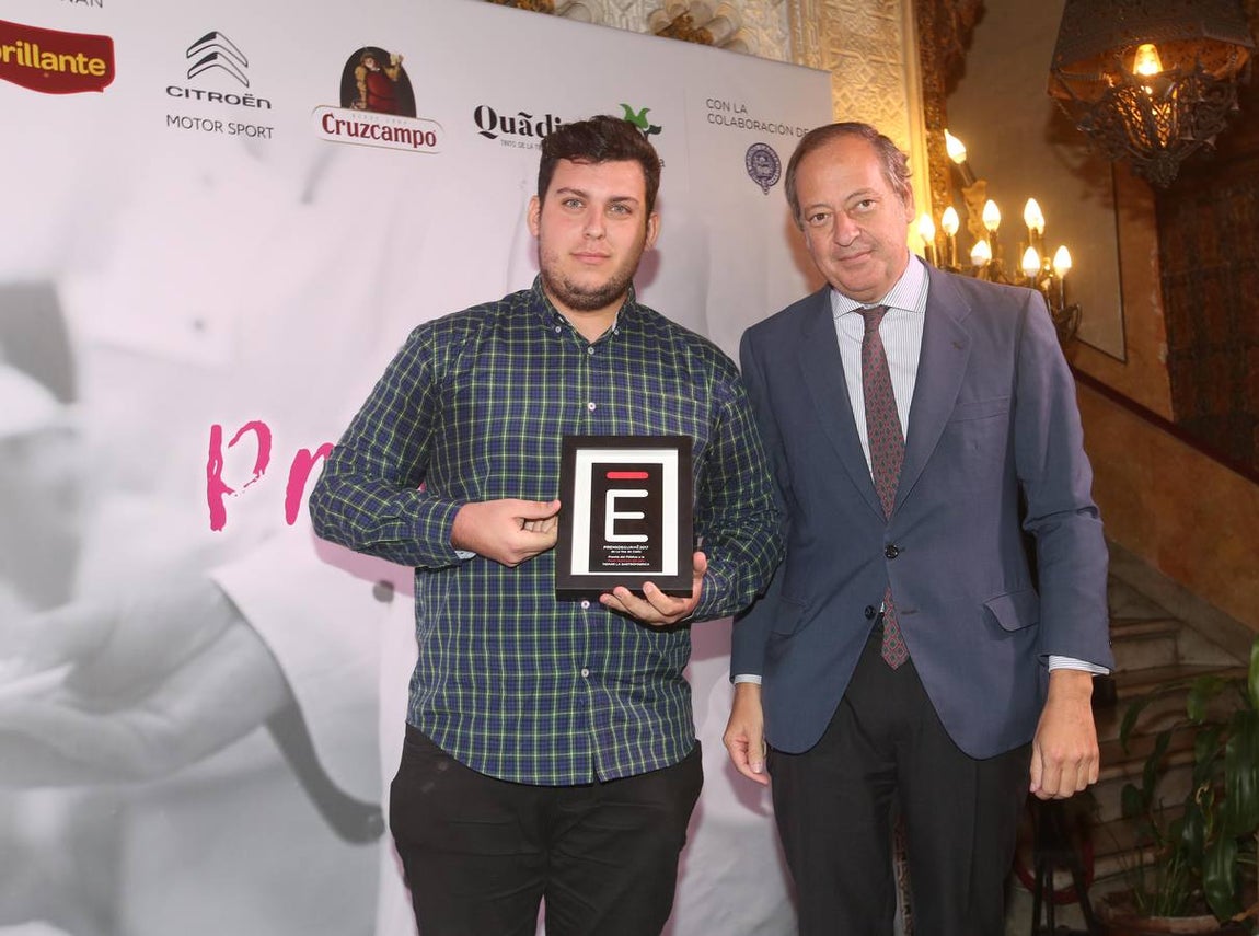 Los premiados recogen su galardón y agradecen el reconocimiento