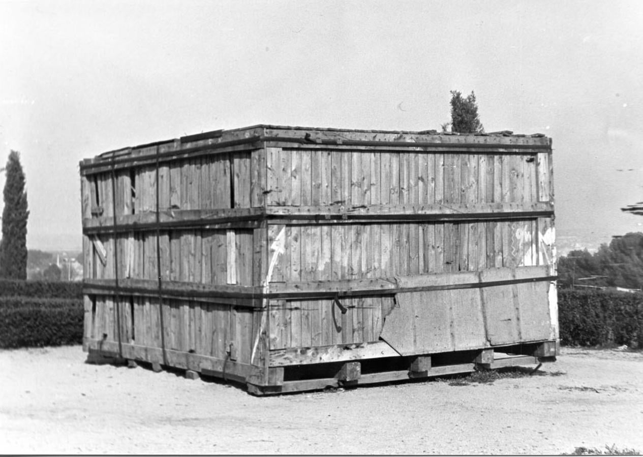 La obra de Chillida embalada durante diez meses en el paseo de Recaredo, desde 1981 a 1982. FOTO ENRIQUE SÁNCHEZ LUBIAN. 