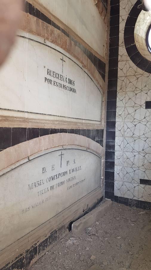 Panteones abandonados en el cementerio de Sevilla