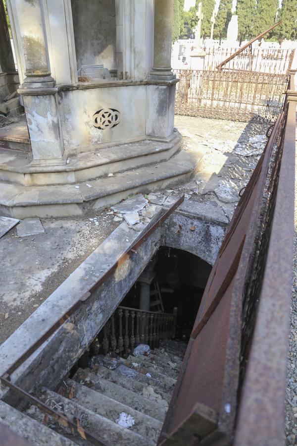 Panteones abandonados en el cementerio de Sevilla