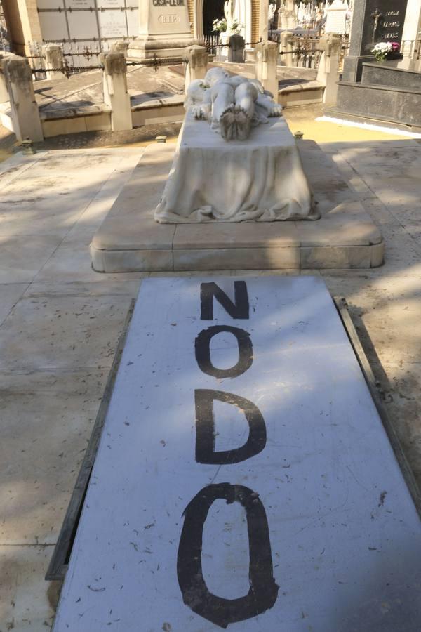 Panteones abandonados en el cementerio de Sevilla