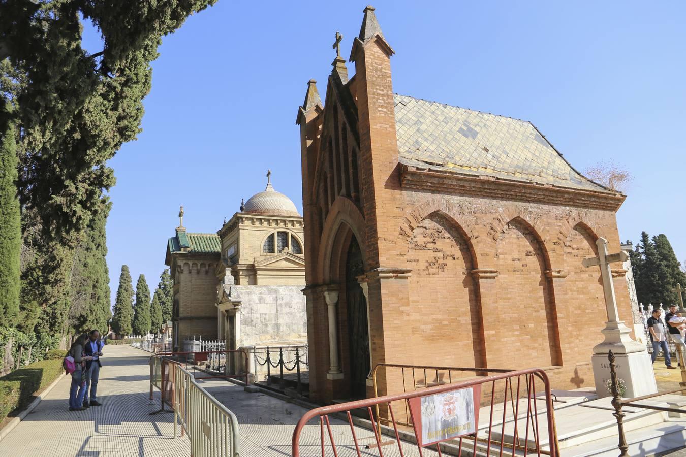 Panteones abandonados en el cementerio de Sevilla