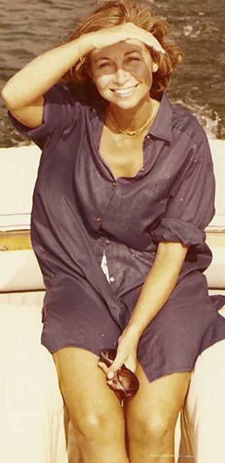 Hija, hermana, esposa, sobrina, nieta y madre de Reyes, Doña Sofía no sabe vivir de otra manera. 