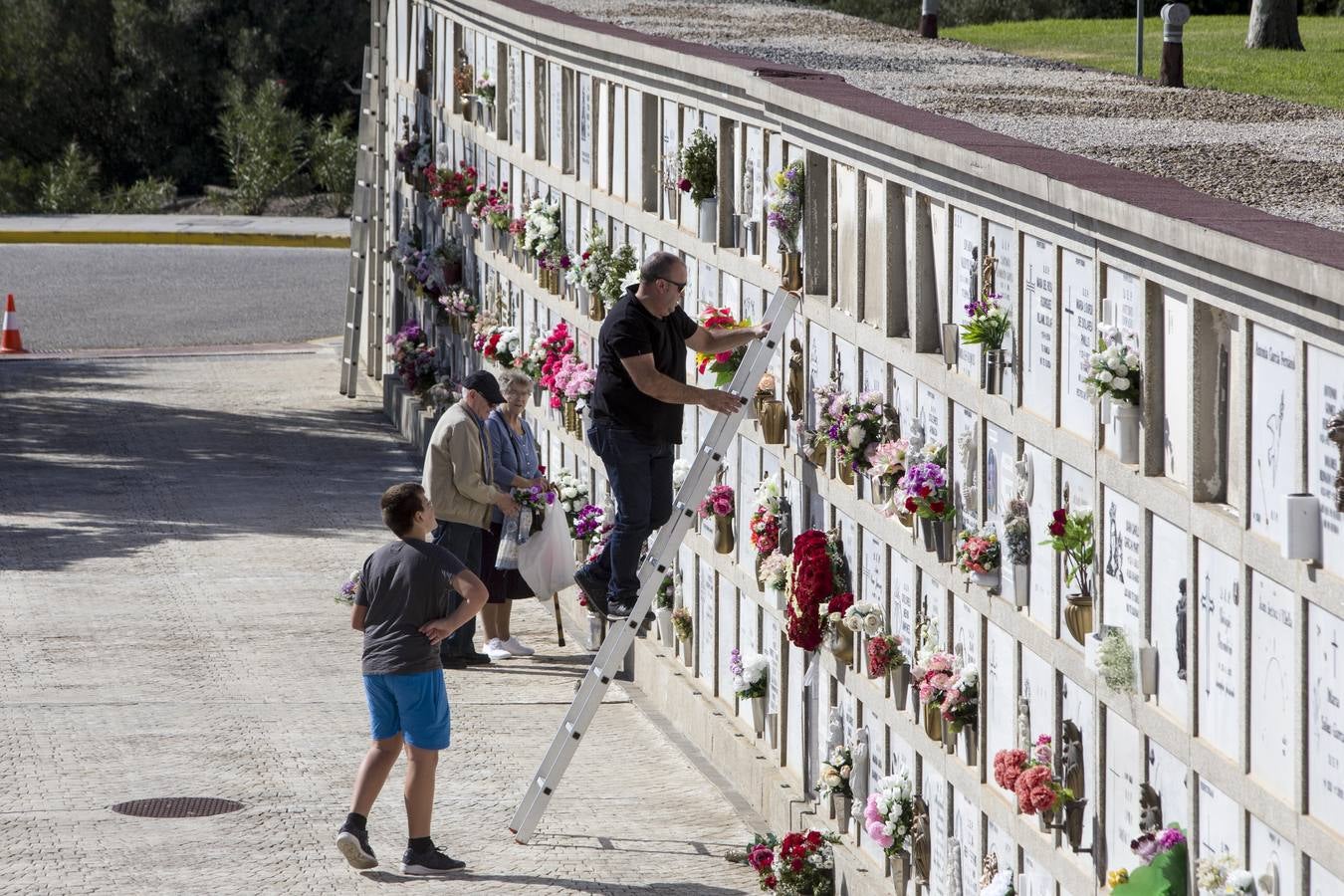 Multitudinaria visita al Cementerio Mancomunado de Chiclana