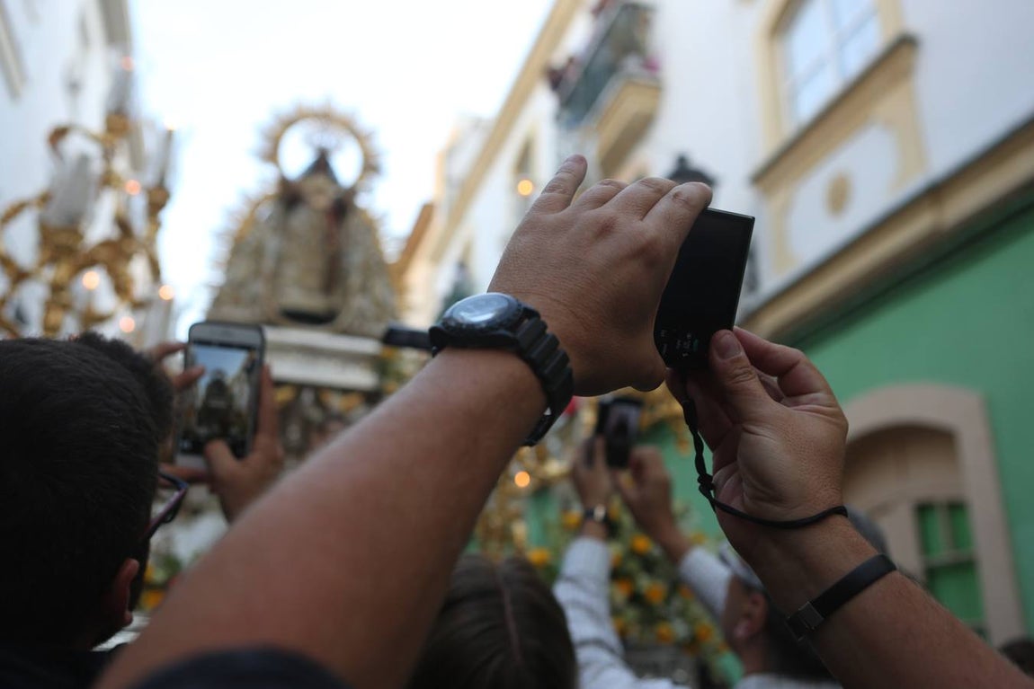 La procesión de la Virgen de La Palma de Cádiz, en imágenes