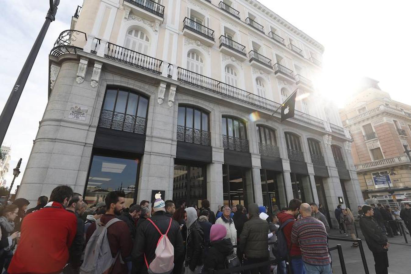 Largas colas en la tienda de Apple, ubicada en la Puerta del Sol, Madrid. 