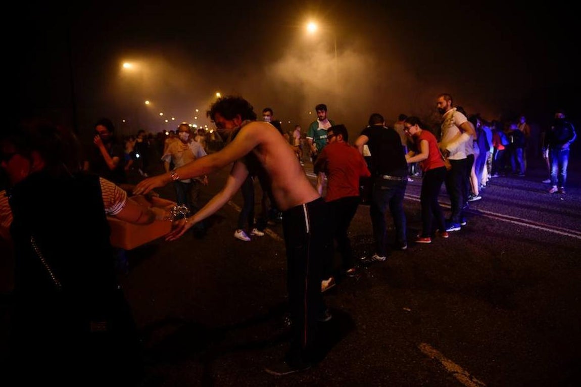 Los vecinos forman cadenas para intentar apagar el fuego. 