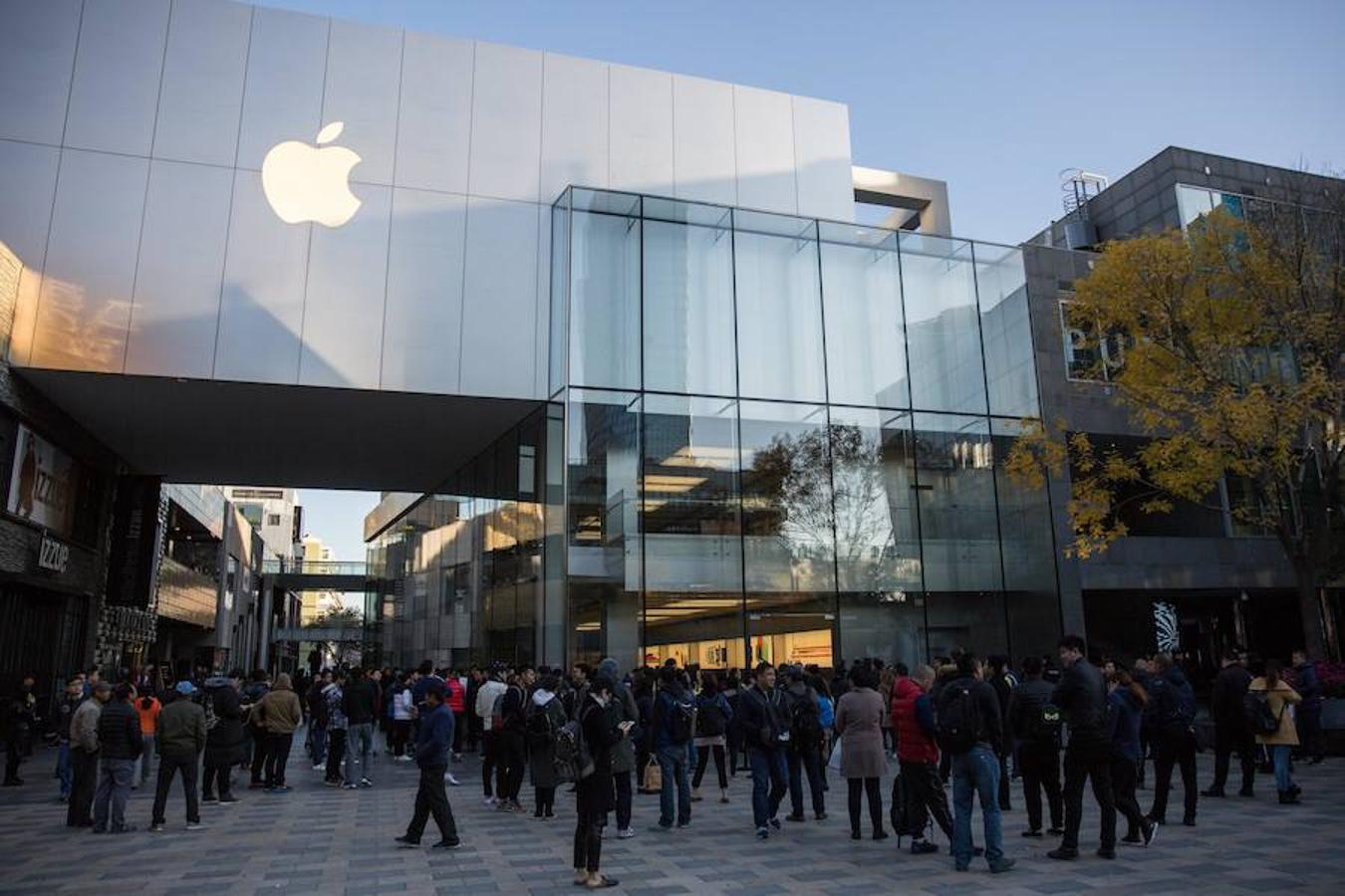 Habitantes de Pekin, China, esperando que la tienda Apple abra sus puertas. 