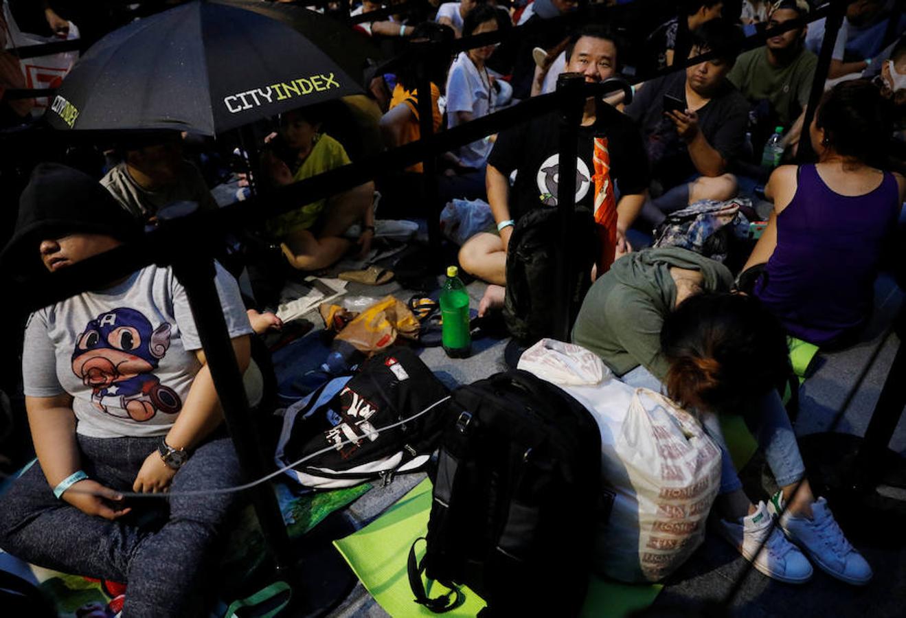 Clientes pasando la noche frente a la tienda Apple en Singapur. 