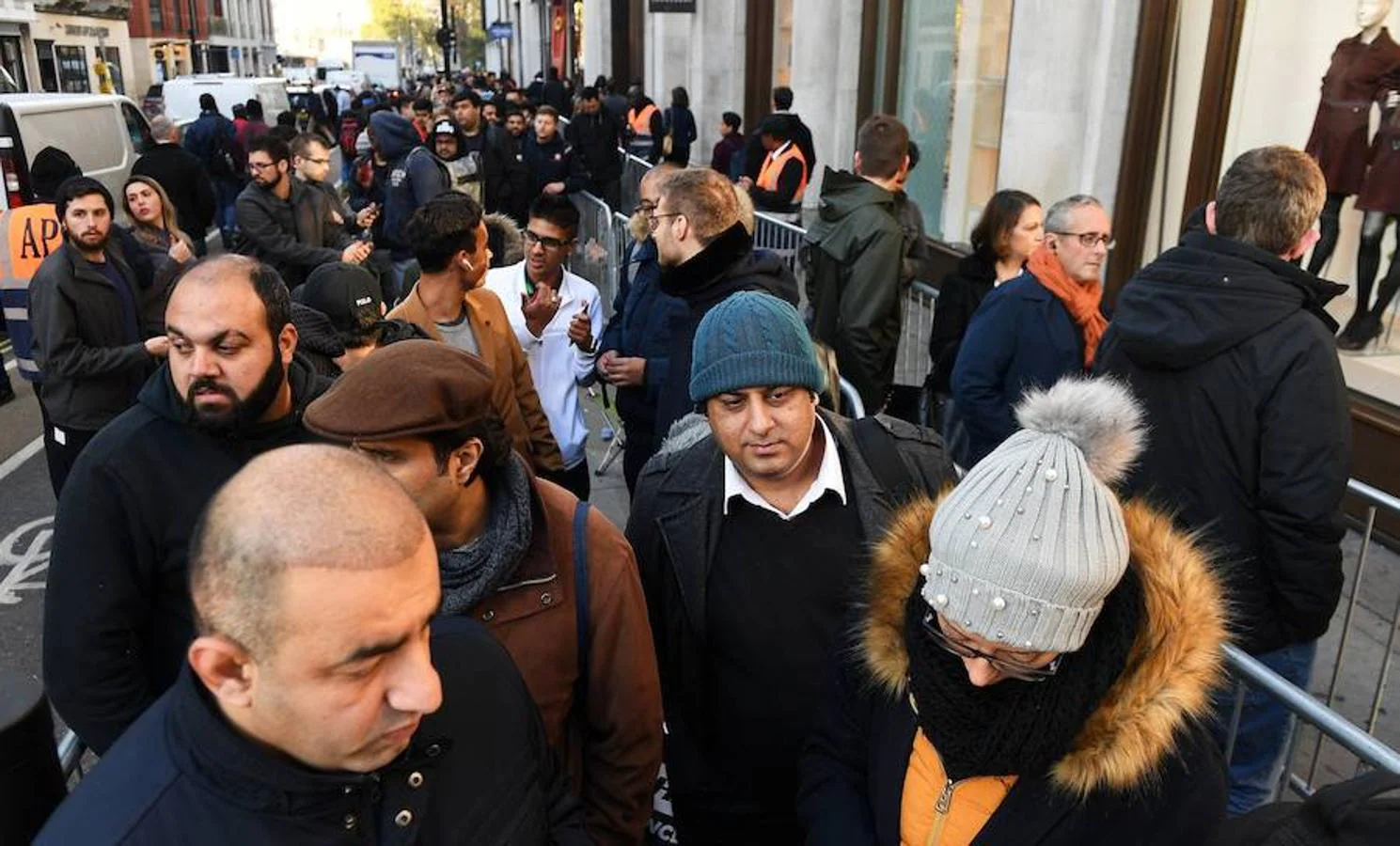 Varias personas hacen cola para comprar el nuevo iPhone X en una tienda Apple en Londres (Reino Unido). 