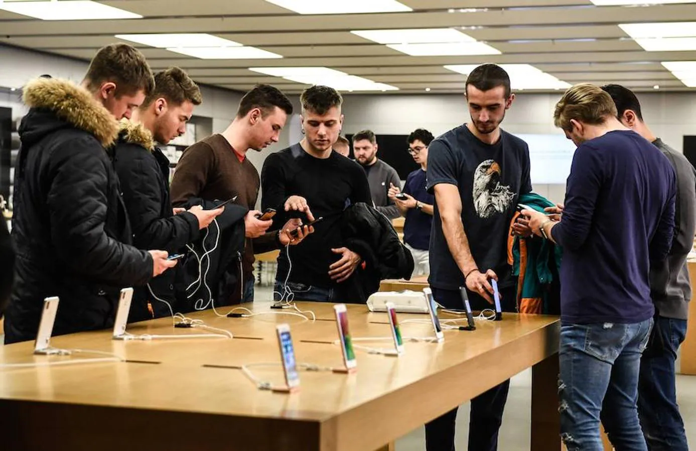 Varias personas observan el nuevo iPhone X en una tienda Apple en Dresde, Alemania. 