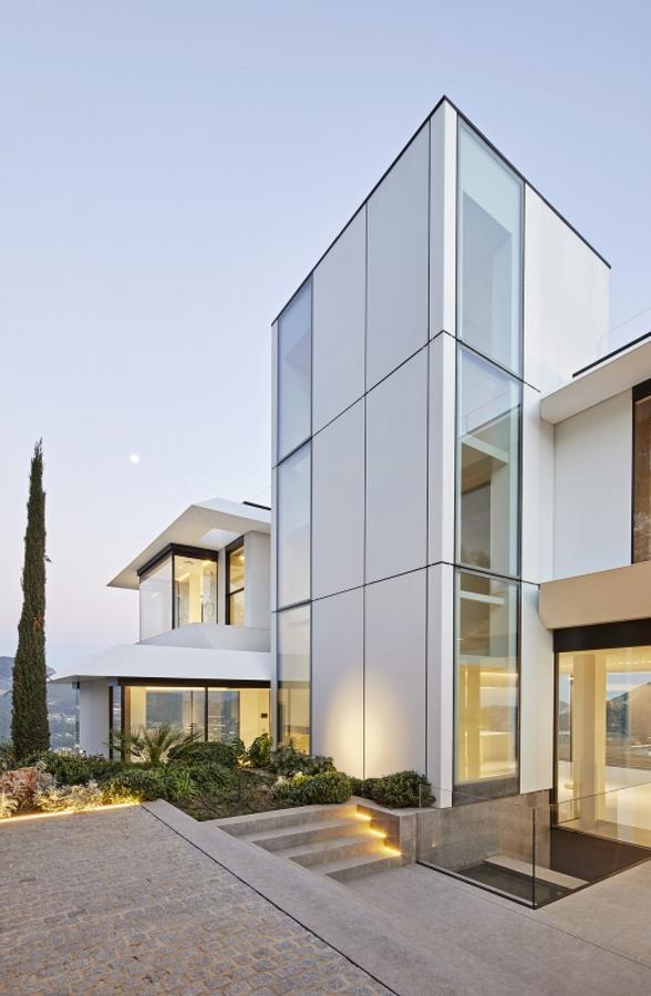 Interior. La casa se divide en tres plantas que están comunicadas entre sí por un ascensor de vidrio y una escalera flotante. Consigue con este diseño auntar estética y practicidad