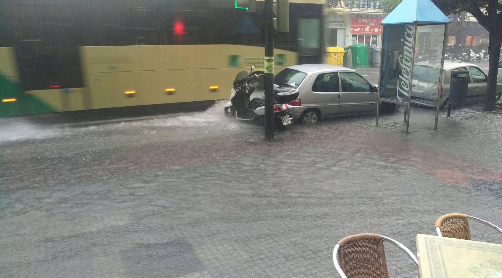 Cádiz, anegada por una tromba de agua que coincide con la pleamar