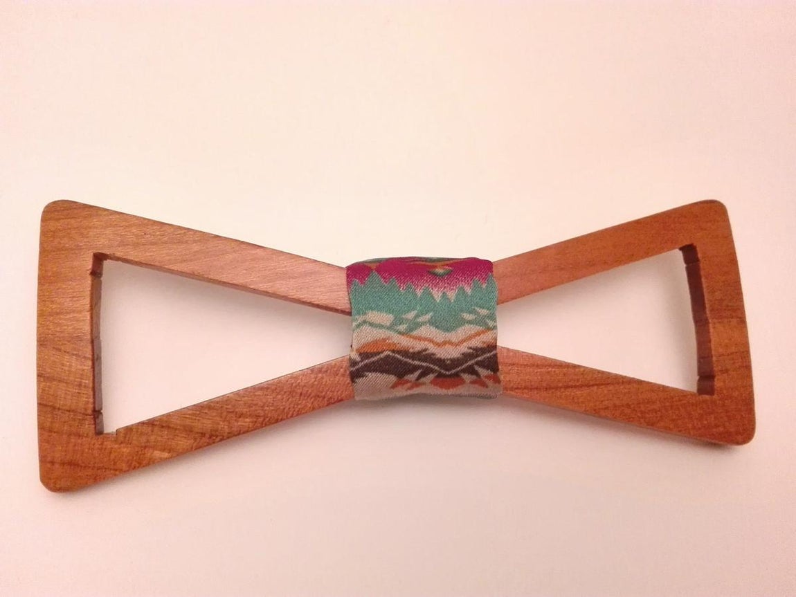 Pajaritas. Un día frente al televisor se dio cuenta que volvían a llevarse las pajaritas y me dijo que si se reclamaban de tela, ¿por qué no hacerlas de madera?»